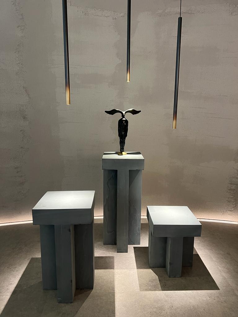 Светильник в виде обугленной деревяшки и мебель из цельного куска металла: главные тренды выставок дизайна 2023 (фото 15)