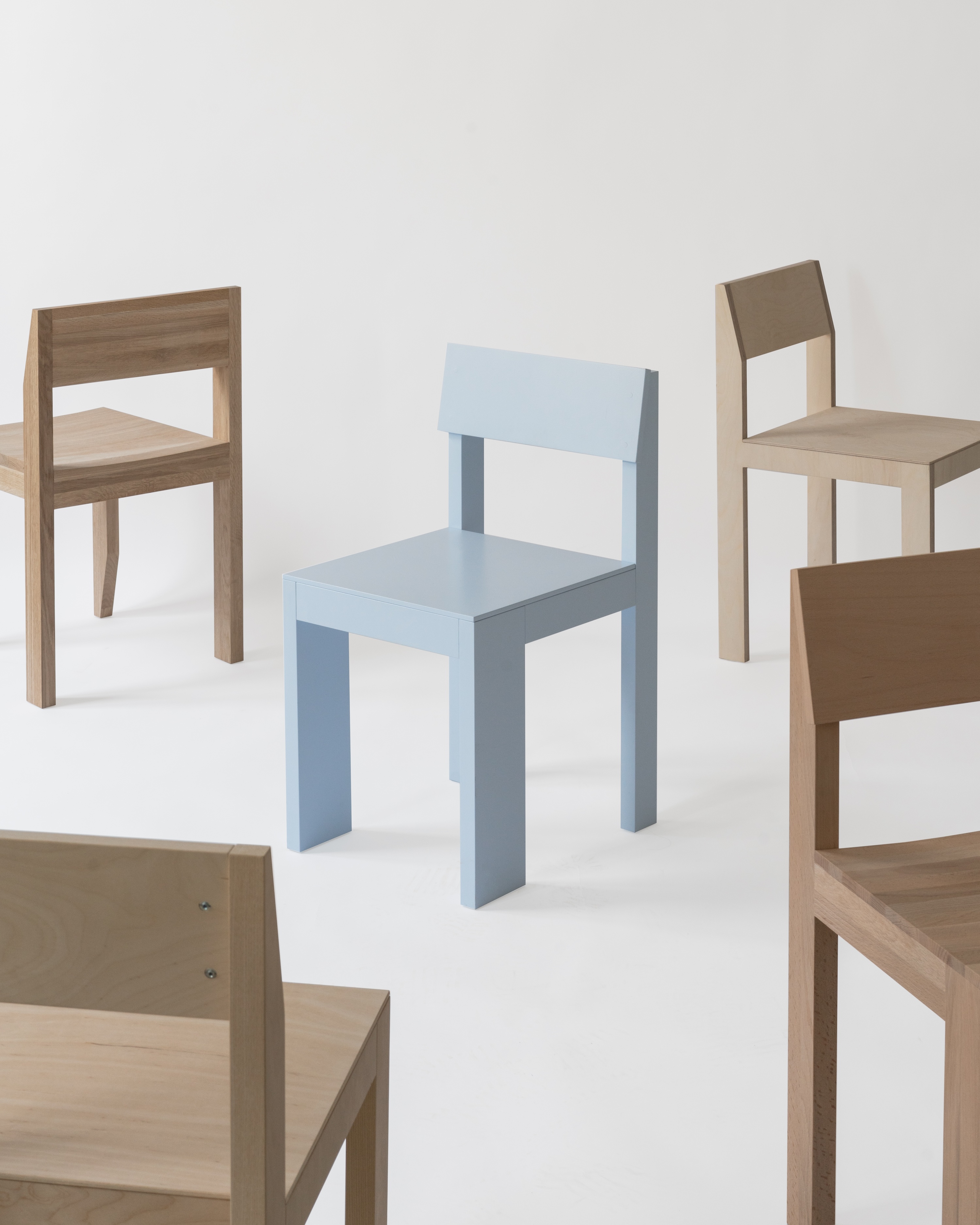 В архитектурном бюро .dpt разработали серию минималистичных стульев (фото 1)