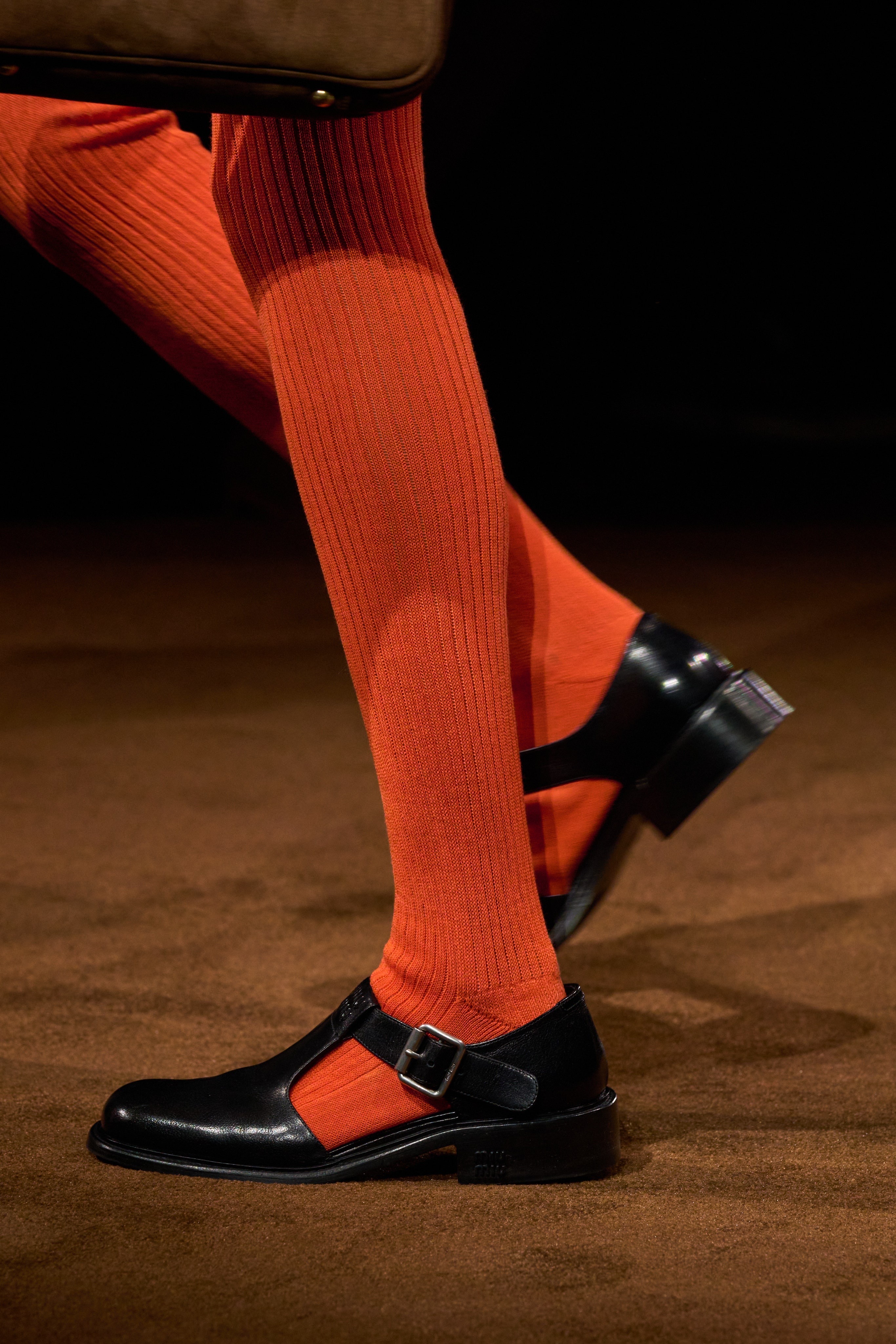 Туфли, «подметающие» пол, домашние тапки и балетки: самая модная обувь весны и лета (фото 11)