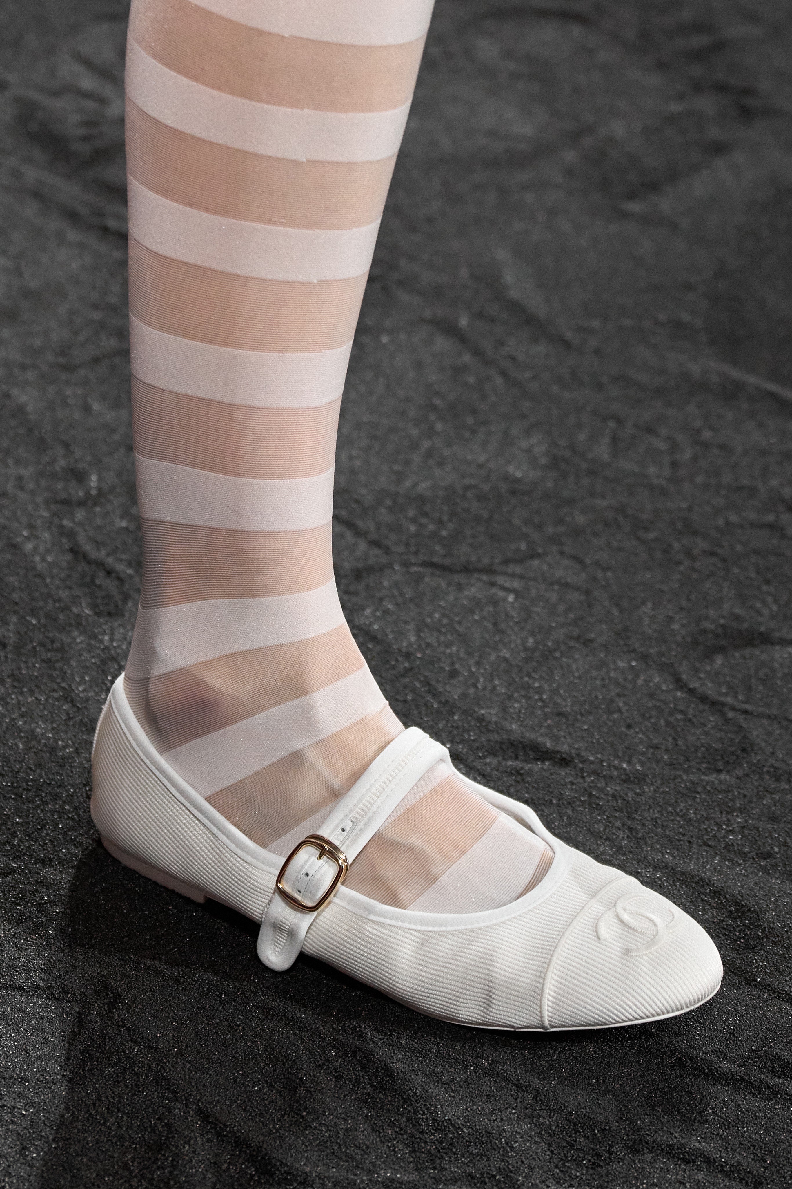 Туфли, «подметающие» пол, домашние тапки и балетки: самая модная обувь весны и лета (фото 12)