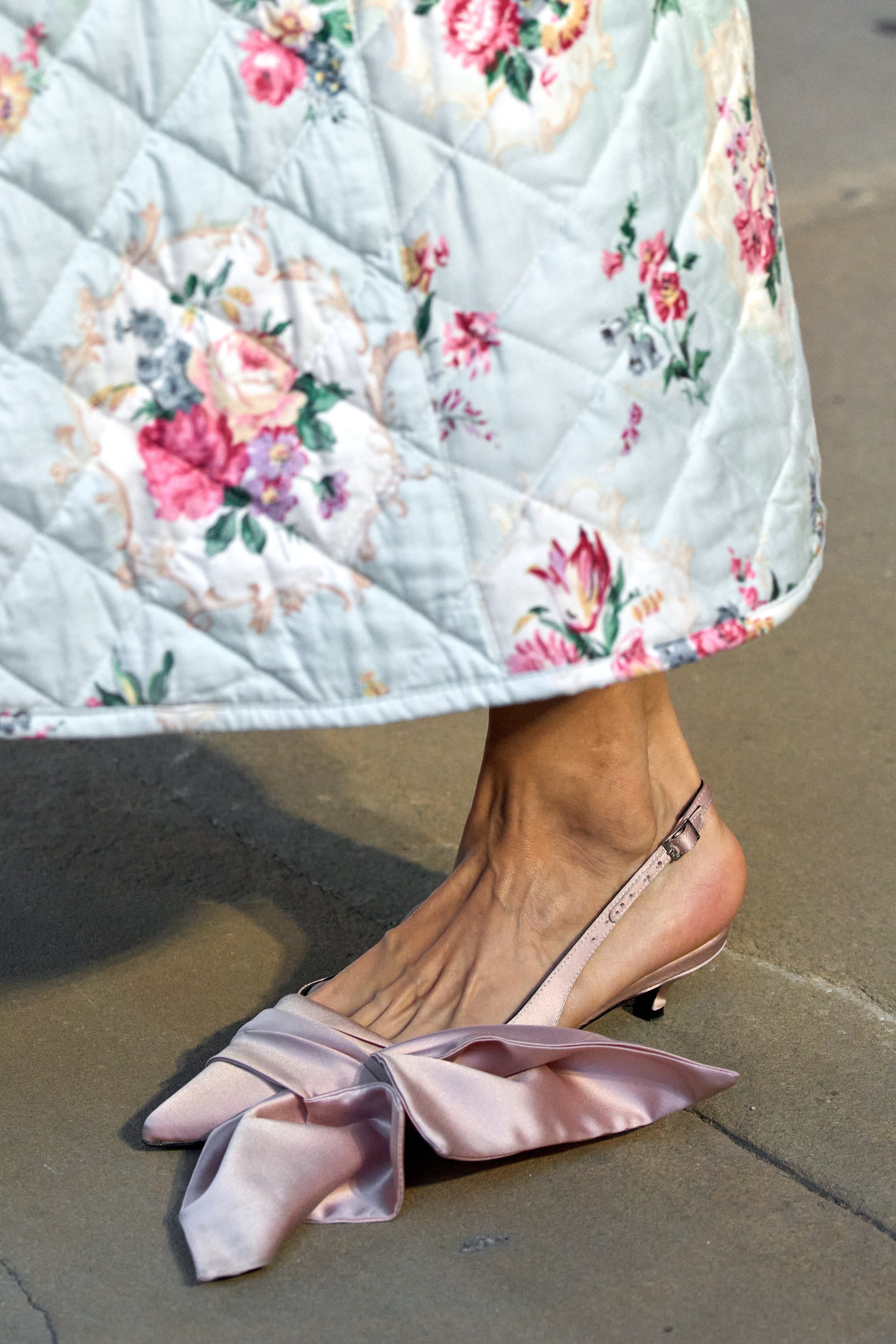 Туфли, «подметающие» пол, домашние тапки и балетки: самая модная обувь весны и лета (фото 34)