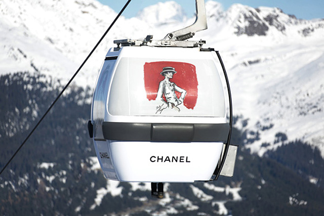 Горнолыжные кабинки Chanel со скетчами Карла Лагерфельда (фото 1)