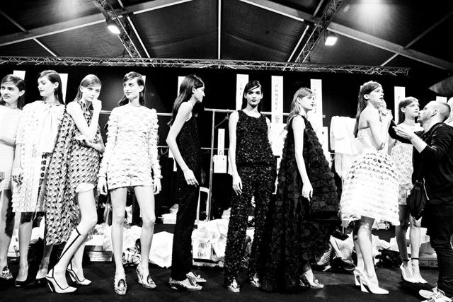 Эксклюзив Buro24/7: backstage Christian Dior, весна 2014 (фото 8)