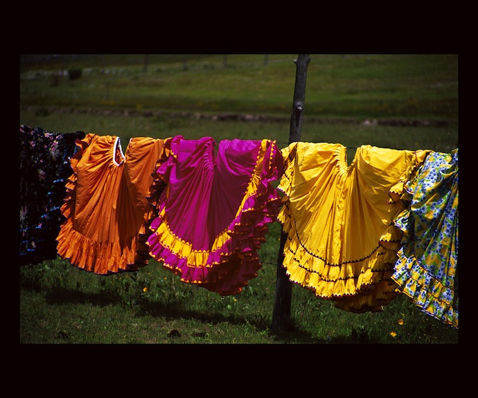 Долорес ДальхаусЯркие наряды индианок рарамури.Мексика, 2010-2012Цифровой отпечатокСобрание Министерства иностранных дел Мексики 