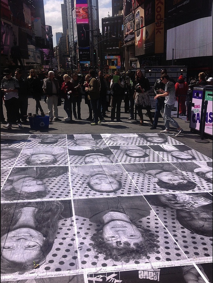 JR украшает улицы Нью-Йорка портретами прохожих (фото 4)