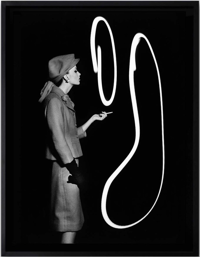 Уильям Кляйн.Dorothy blowing light smoke rings, Париж, 1962