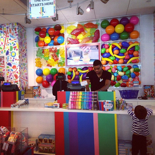 Мирослава Дума с сыном в магазине сладостей (@miraduma)