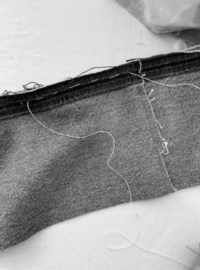 Сделай сам: превращаем старые джинсы в юбку с оборкой (фото 17)