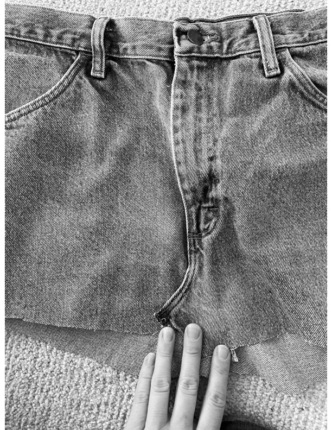 Сделай сам: превращаем старые джинсы в юбку с оборкой (фото 7)