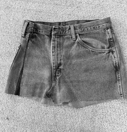 Сделай сам: превращаем старые джинсы в юбку с оборкой (фото 12)