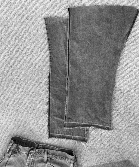 Сделай сам: превращаем старые джинсы в юбку с оборкой (фото 13)