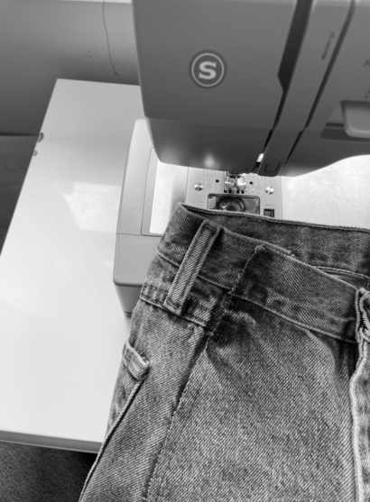 Сделай сам: превращаем старые джинсы в юбку с оборкой (фото 14)