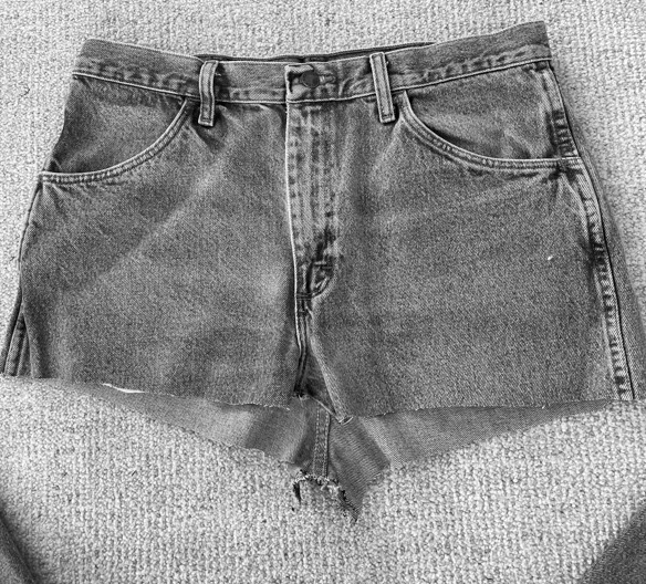 Сделай сам: превращаем старые джинсы в юбку с оборкой (фото 4)