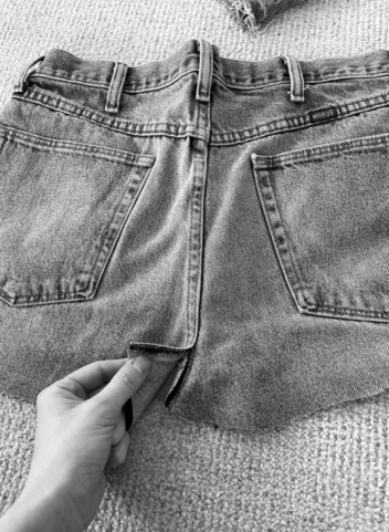 Сделай сам: превращаем старые джинсы в юбку с оборкой (фото 8)