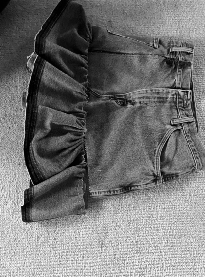 Сделай сам: превращаем старые джинсы в юбку с оборкой (фото 18)