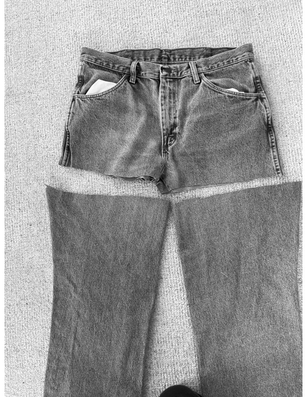 Сделай сам: превращаем старые джинсы в юбку с оборкой (фото 2)