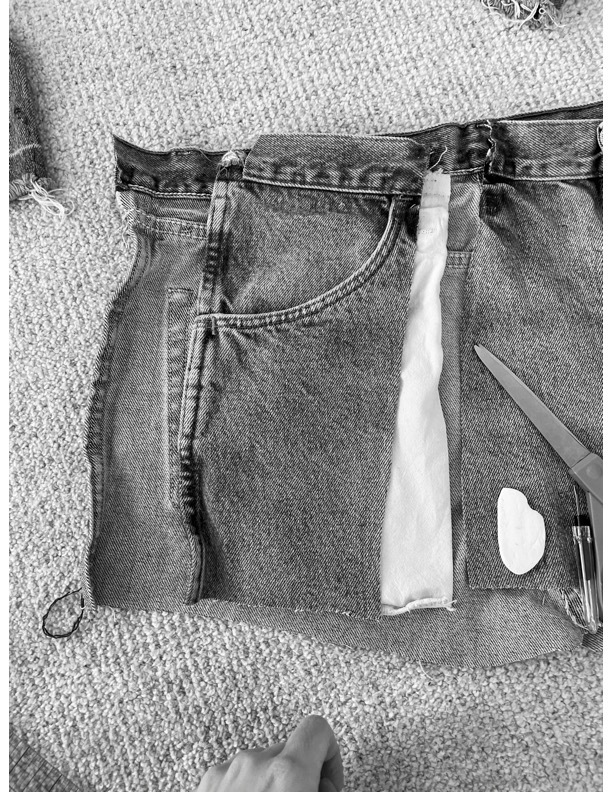 Сделай сам: превращаем старые джинсы в юбку с оборкой (фото 10)