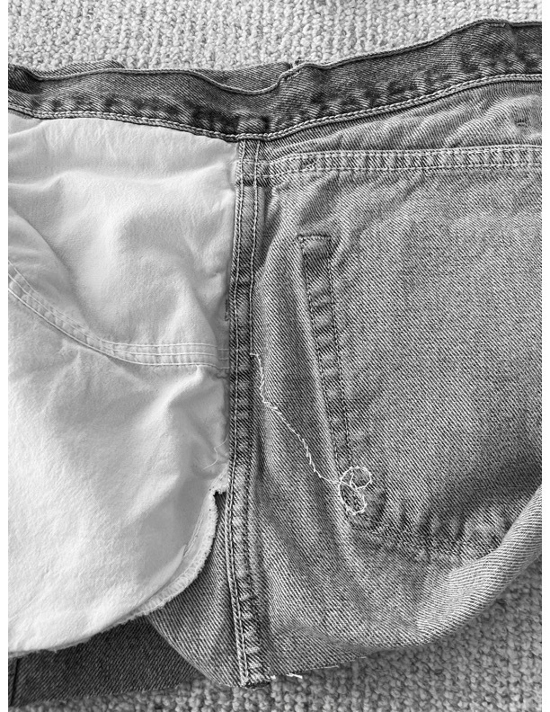 Сделай сам: превращаем старые джинсы в юбку с оборкой (фото 11)