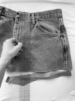 Сделай сам: превращаем старые джинсы в юбку с оборкой (фото 9)