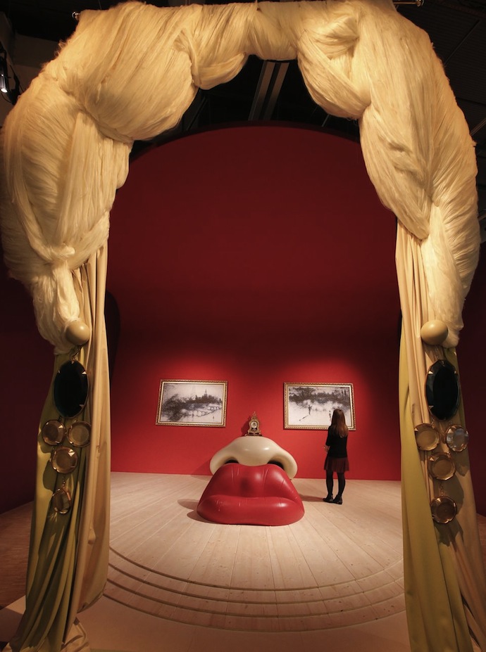 Сальвадор Дали. Сюрреалистическая комната "Лицо Мэй Уэст", 1934. На выставке в Центре Жоржа Помпиду, Париж, 2013 год