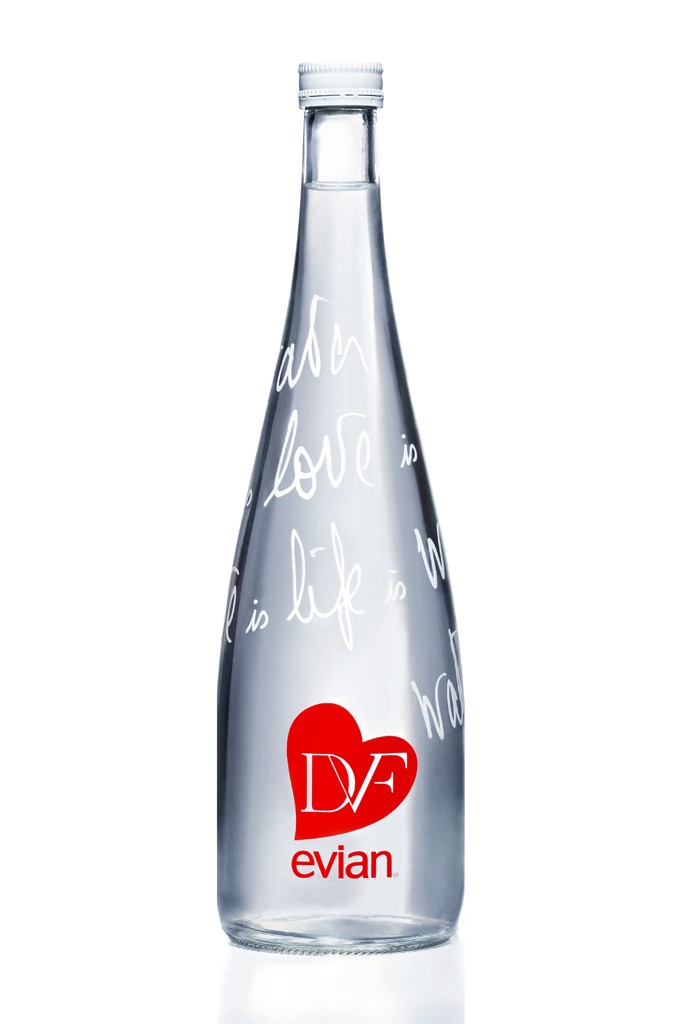 Дизайн бутылок Evian от DVF (фото 1)