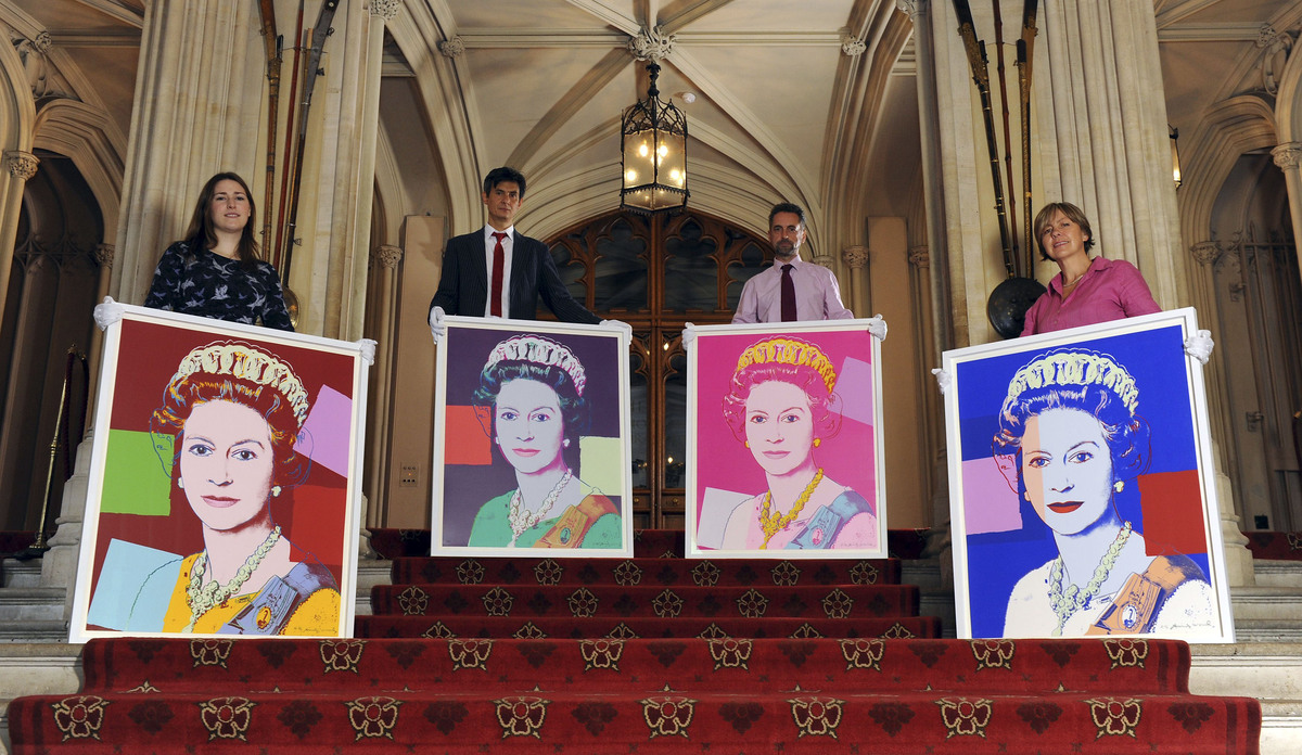 Королева Елизавета купила свои портреты (фото 3)