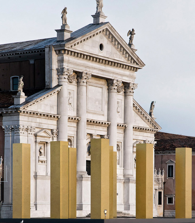 Инсталляция "Небо над девятью колоннами" на архбиеннале в Венеции
