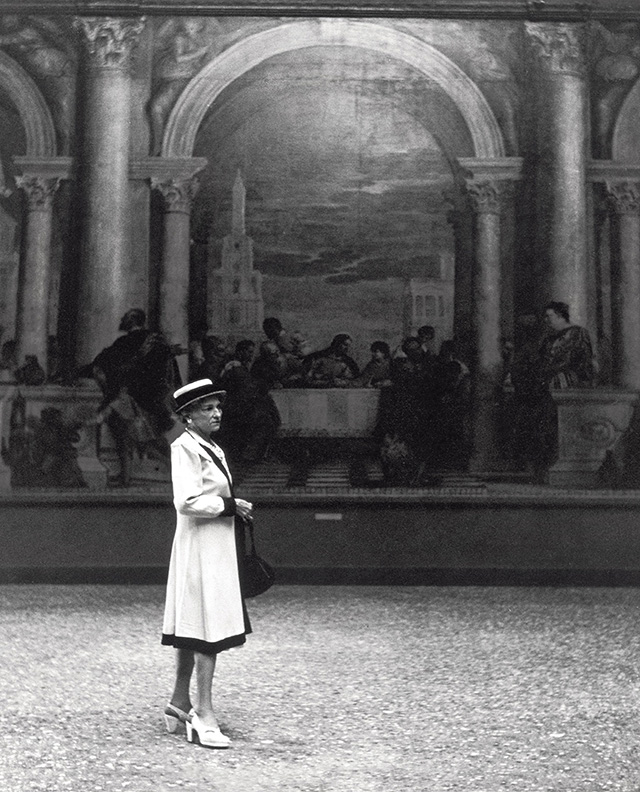 Хорст П.Хорст. Мися перед картиной Веронезе "Пир в доме Левия" в Галерее Академии в Венеции, 1947