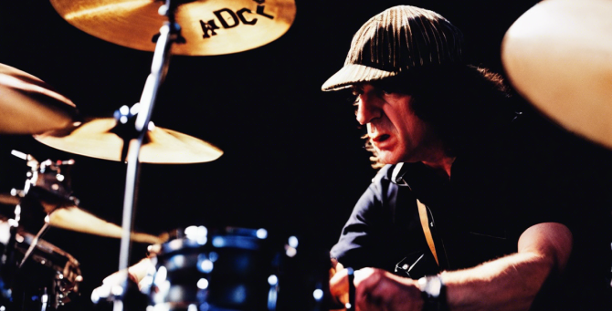 Умер барабанщик AC/DC Колин Берджесс