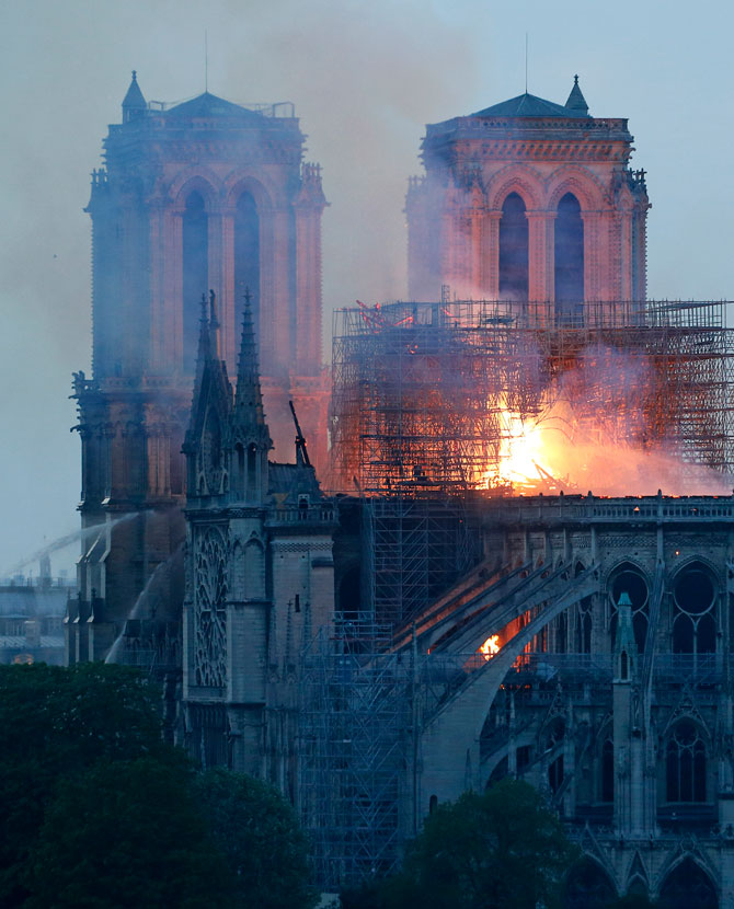Всё, что известно о пожаре в соборе Парижской Богоматери