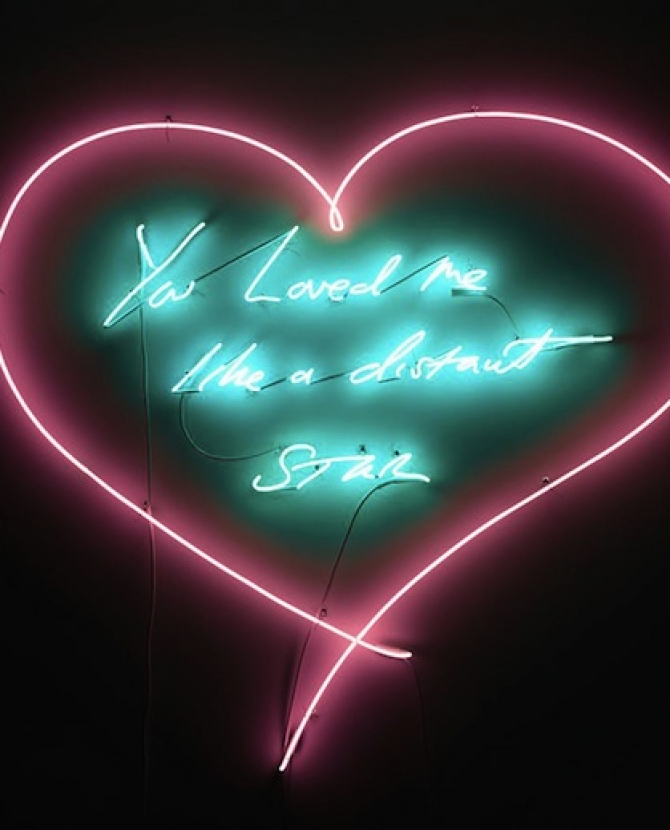 Нью-Йорк украсили неоновые надписи о любви