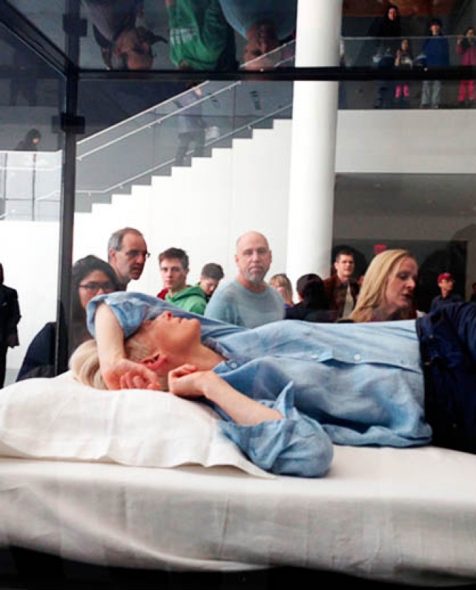 Тильда Суинтон уснула в музее MoMA