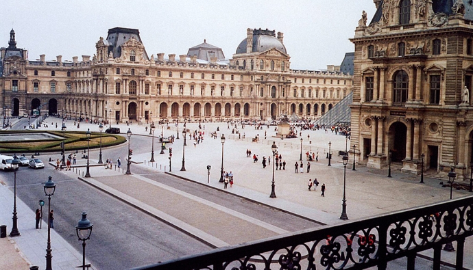 Лувр открывается после забастовки