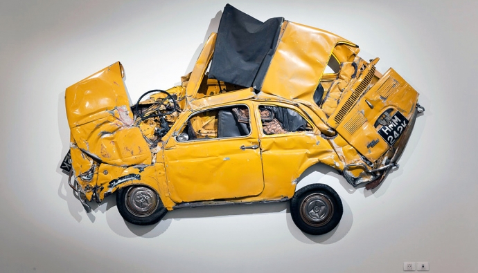 Раздавленные автомобили на выставке Рона Арада