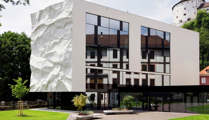 Австрийские архитекторы "смяли" фасад школы в Куфштайне
