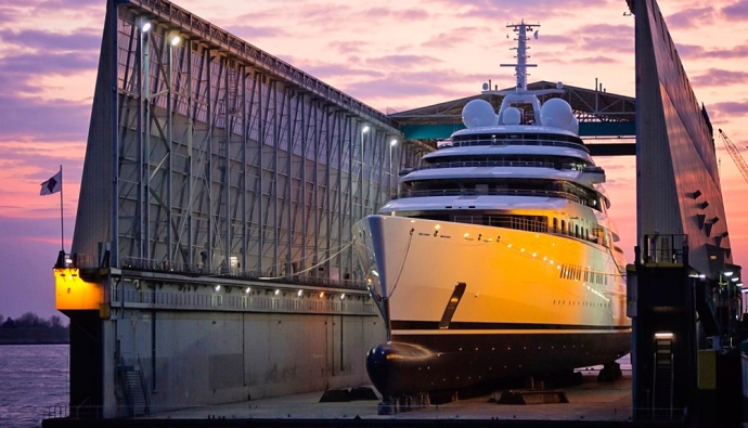 Компания Lürssen выпустила самую большую яхту в мире