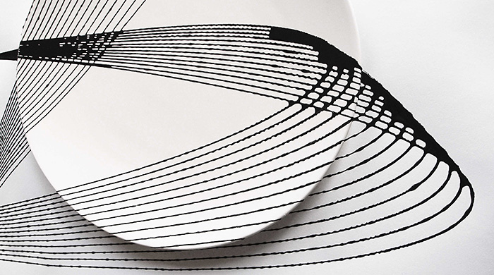 Голландский дизайнер раскрасил тарелки при помощи маятника