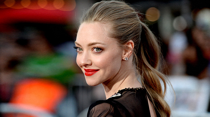 Аманда Сейфрид: "Мне много платят из-за чуваков, которые дежурят в кустах у моего дома"