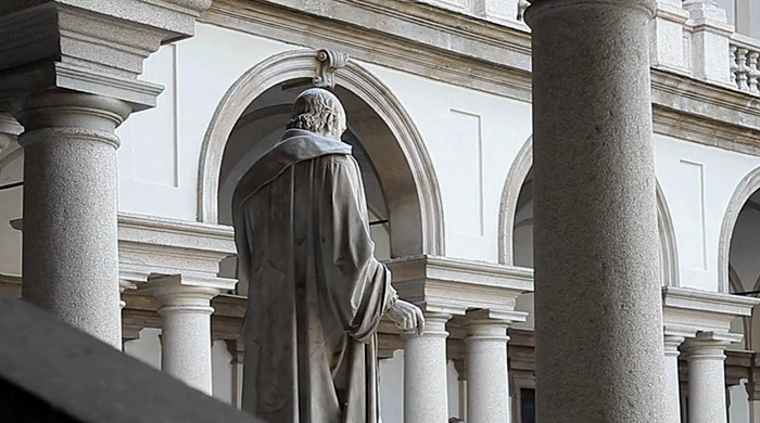 Студент сломал статую XIX века, снимая "селфи"