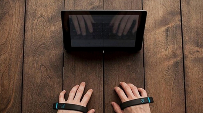 "Невидимые" наручники-клавиатура AirType