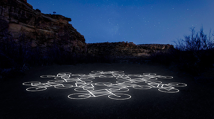 Ай Вэйвэй и Берт Беналли создали инсталляцию на песке