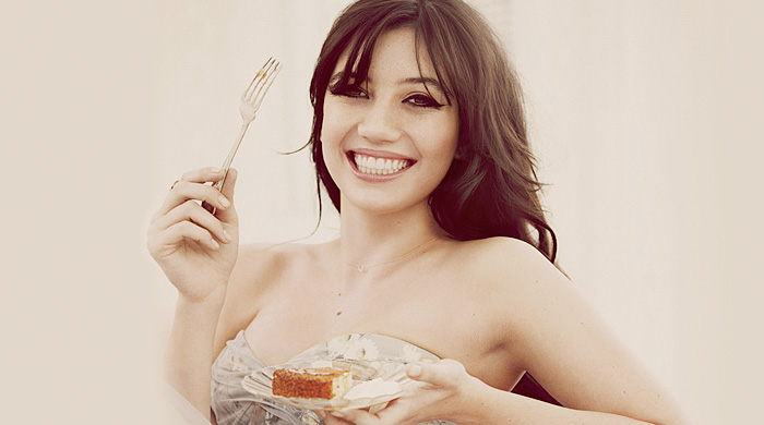 Дэйзи Лоу выпускает кулинарную книгу