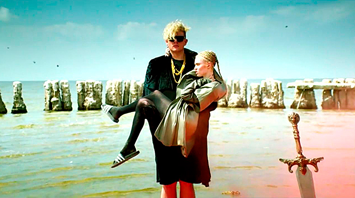 Grimes представила клип на песню Go