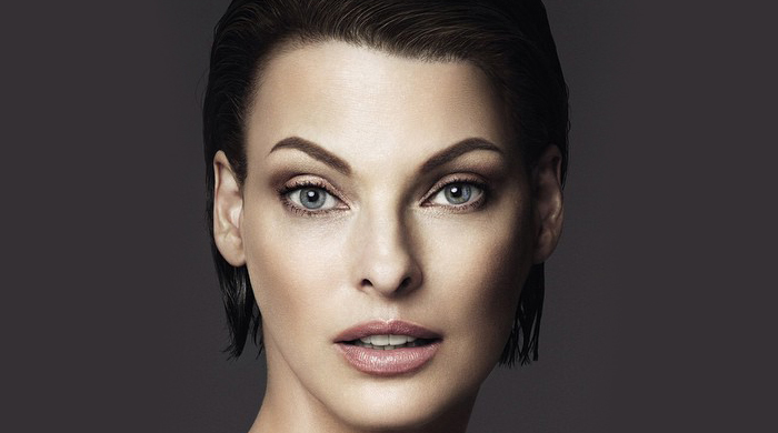 Линда Евангелиста стала лицом тонального средства Dolce & Gabbana
