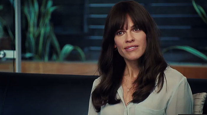 Эмми Россам и Хилари Суэнк в драме "Ты не ты"