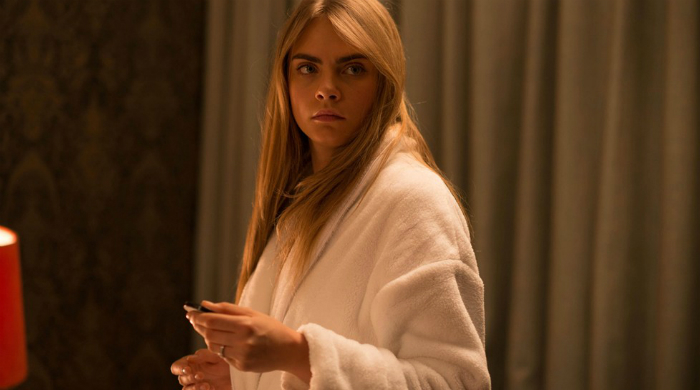 Первые кадры с Карой Делевинь из фильма "Вне времени"