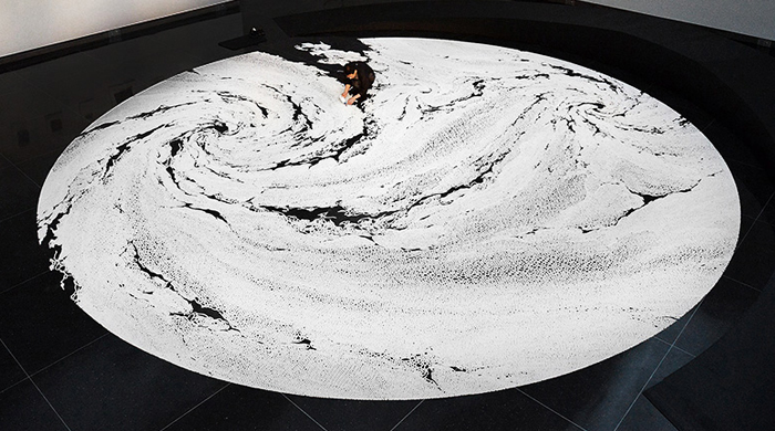 Мотои Ямамото "сплел" кружевные узоры из соли