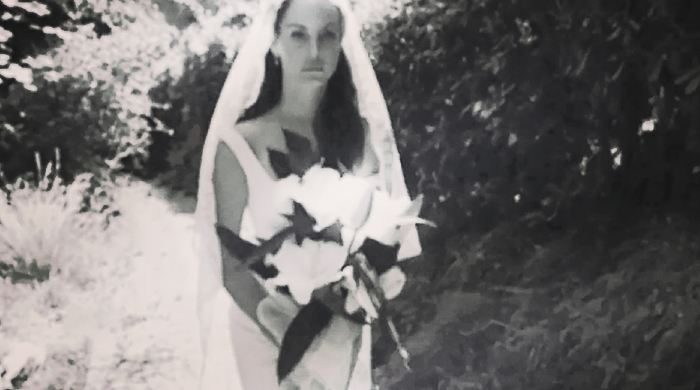 Лана Дель Рей пошла к алтарю в новом клипе
