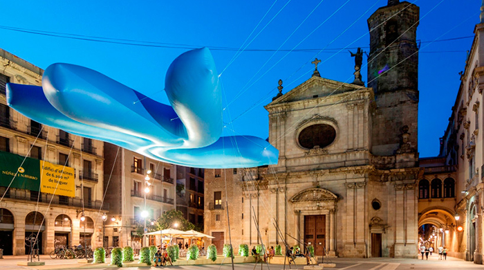 Синяя рука: инсталляция для свадебных церемоний