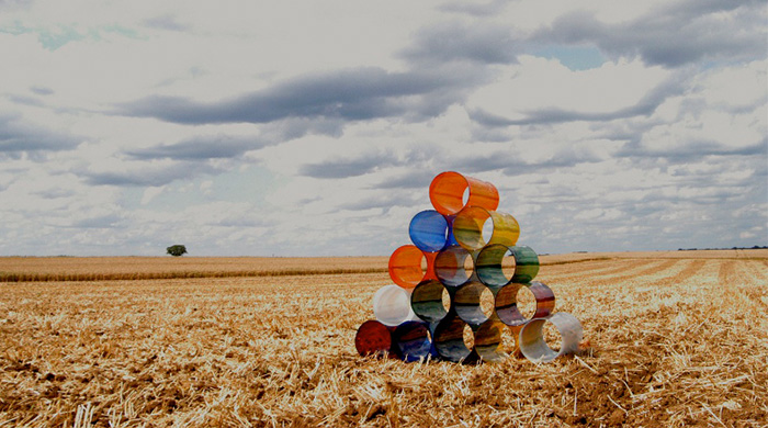 Для инсталляции в V&A выдуют "вручную" сотни стеклянных цилиндров